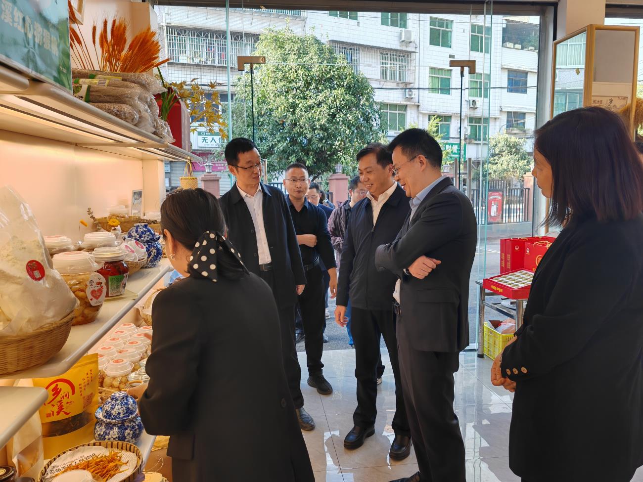 省政府口岸与物流办公室主任解伟来广调研乡村振兴物流体系建设项目建设运营情况